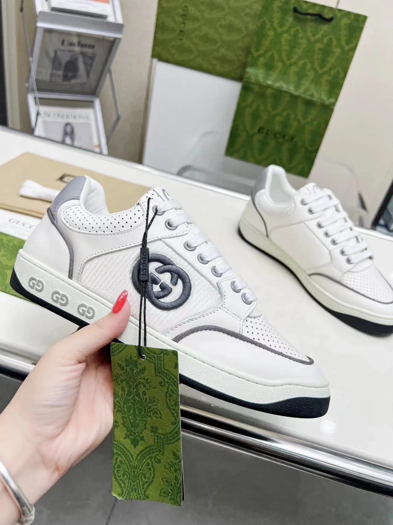 P620 💞💞Gucci G Home’s latest popular sports shoes, couple’s style, casual, retro white shoes 🌸🌸🌸 New popular series. The exquisite and compact interlocking double G logo romantically interprets the aesthetic concept of this series. Made of off-white leather, retro inspiration is cleverly blended into the sneaker design to reinterpret the brand logo. Exquisitely packaged at the delivery counter 🛍📦 ▪️Fabric: Original custom-made imported first-layer cowhide leather ▪️Lining: Original custom-made imported cowhide lining ▪️Outsole: Original molded two-color TPU outsole ▪️Size: Women's 35-40 / Men's 39-45